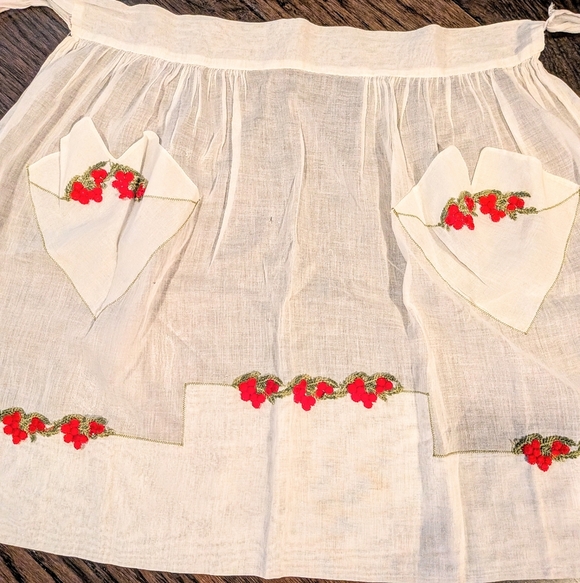 Vintage Cream Apron with Red Floral Accents - Picture 6 of 9